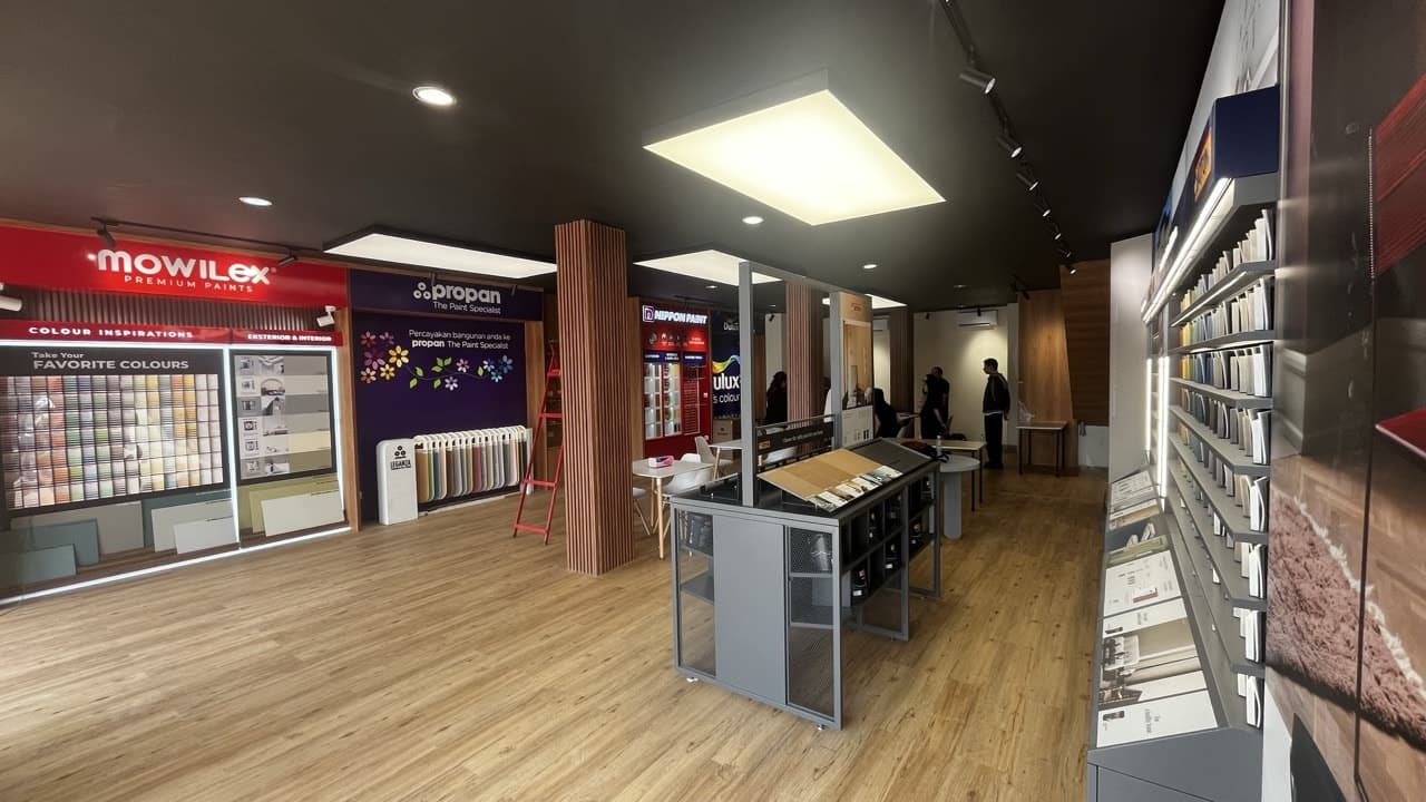 Rak produk cat di toko WarnaGo